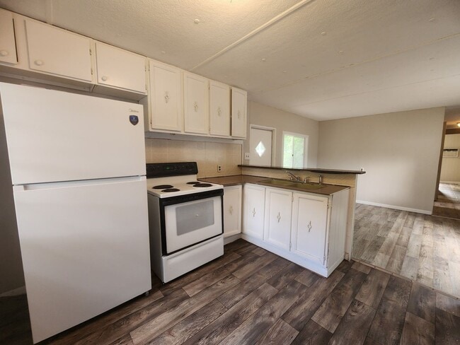 Building Photo - FRESHLY PAINTED AND NEW FLOORING! 2 Bed 1 Bath With Screened Porch