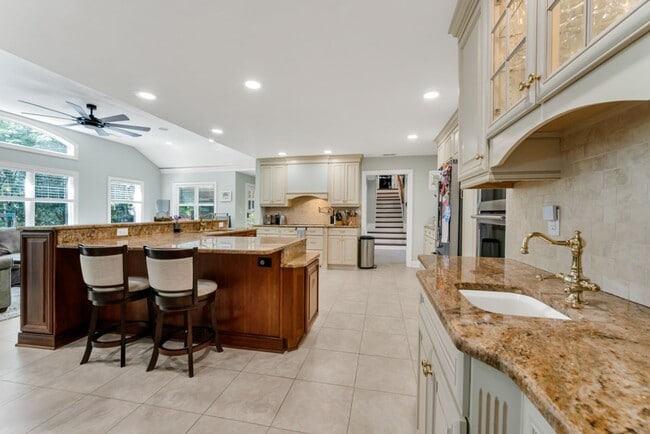Building Photo - A rare estate-style rental in Thoroughgood