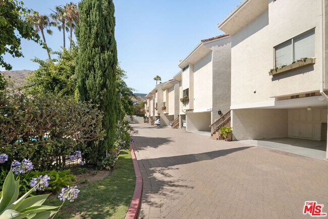 Building Photo - 23908 De Ville Way