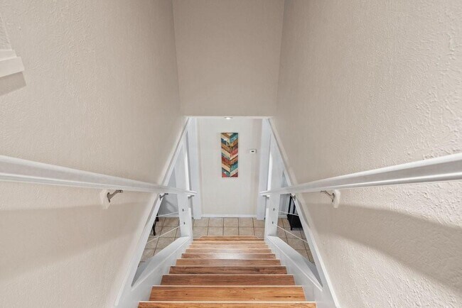 Building Photo - 2033 Lakeview Dr