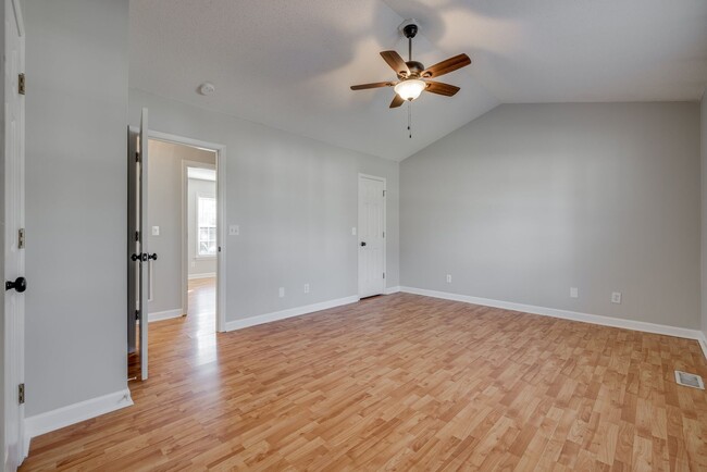 Building Photo - Nicely updated and well-maintained 3 bedro...