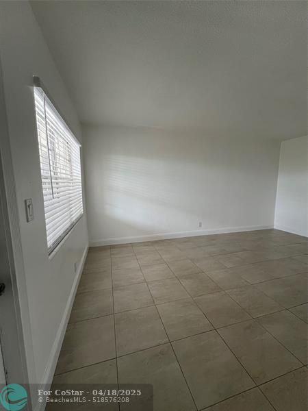 Building Photo - 2550 NE 51st St