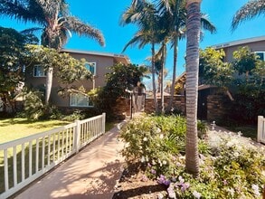 Building Photo - Lovely 2 bedroom/1 Bathroom hidden gem located in Pacific Beach!!