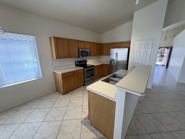 Building Photo - Great eastside location pet friendly