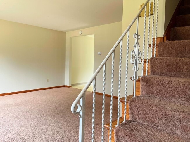 Building Photo - 33 Oakridge Dr