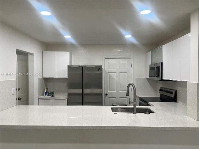 Primary Photo - 9621 SW 77th Ave