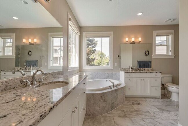 Building Photo - Upmarket Townhouse in Sought After Holladay City