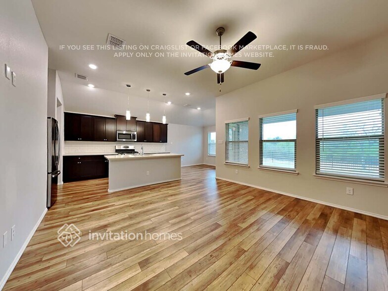 Building Photo - 1790 Alamandine Ave