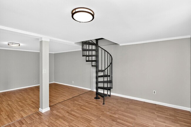 Building Photo - 261 Eisenhower Dr