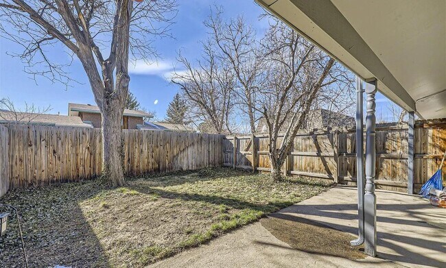 Building Photo - 425 Manhattan Dr