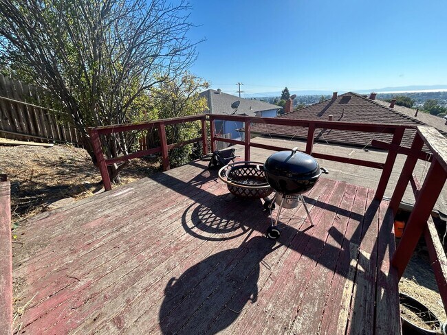 Building Photo - 3 Bed 2 Bath with Great Views in San Leand...