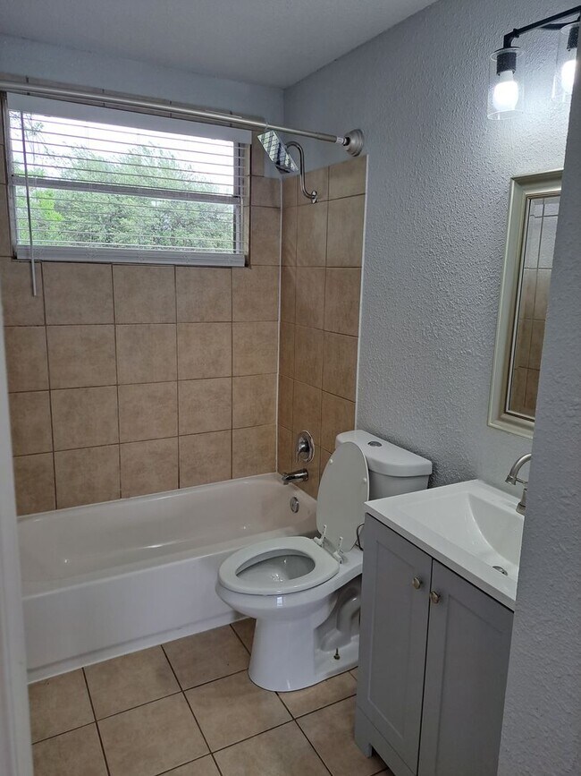 Building Photo - Stylish 4BR/2BA Home Near Port San Antonio...