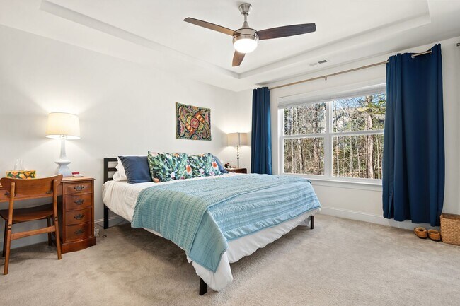 Building Photo - 3be / 2.5ba Easy Access to Duke Townhouse