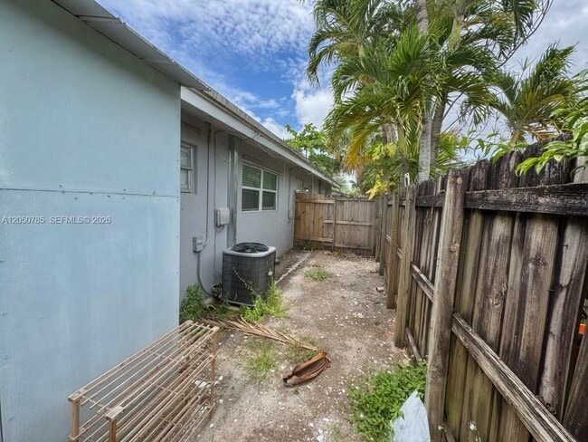 Building Photo - 2633 NW 9th Ave