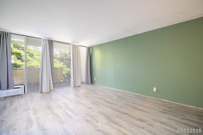 Building Photo - $2,500 /2 Bed /1 Bath / 2 PARKING In beaut...