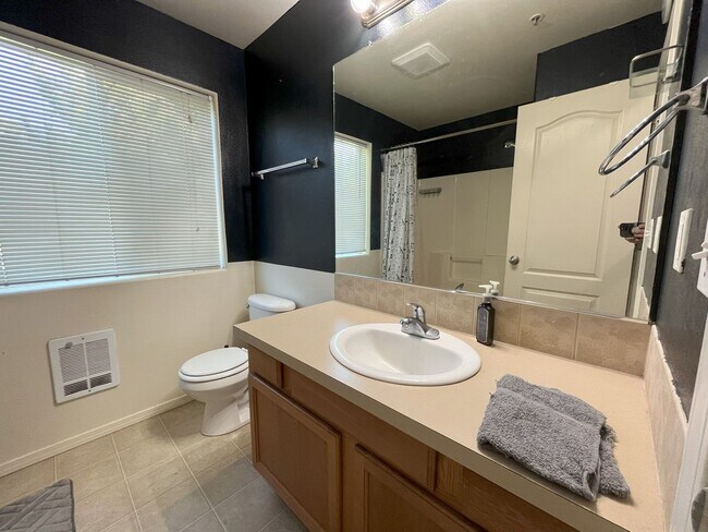 Building Photo - Bright 2-Bedroom Condo with Laminate Floor...