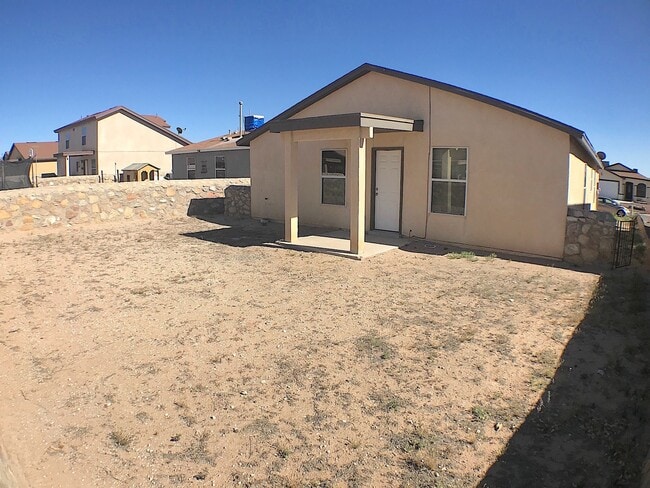 Building Photo - East El Paso 3 bed Refrig A/C