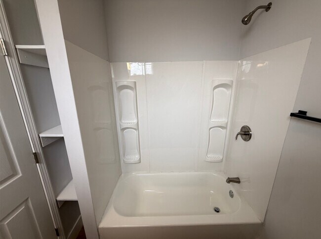 Building Photo - 404 Black Oak Dr