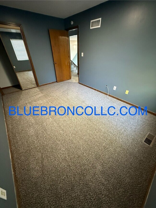 Building Photo - Newly renovated beautiful 3 bedroom home, new flooring and fresh paint!