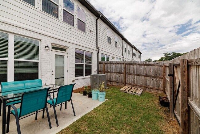 Building Photo - Townhome Available Now in the Towns of Aub...