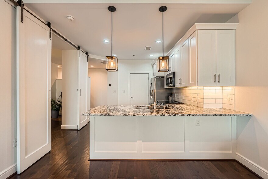 Building Photo - 333 W Trade St