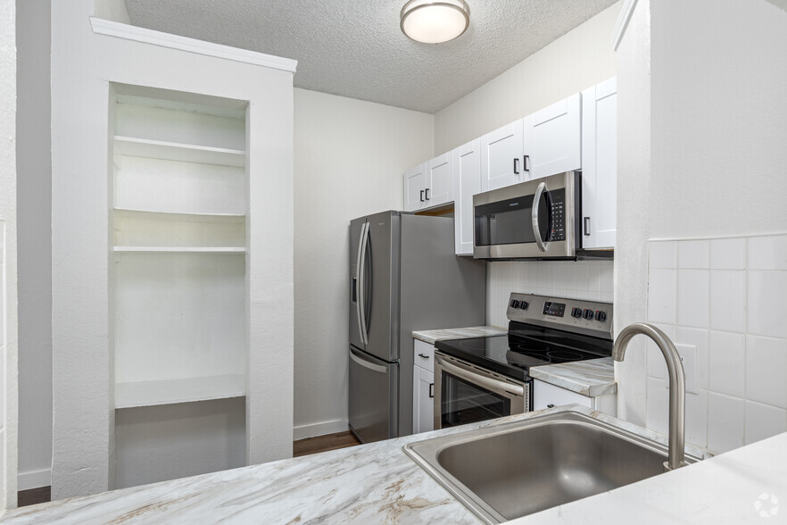 1BR, 1BA - 634SF - A1 - Kitchen - Courtyard Condos