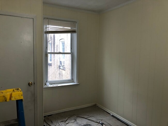 Building Photo - Great Home! New Kitchen with Granite Counters! Large Living Room!