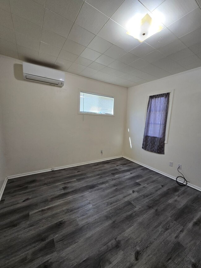 Building Photo - Pet Friendly 2 Bedroom House with a Storag...
