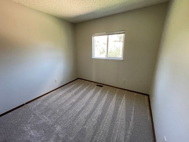 Building Photo - 5 Bedroom D20 Home with Large Backyard