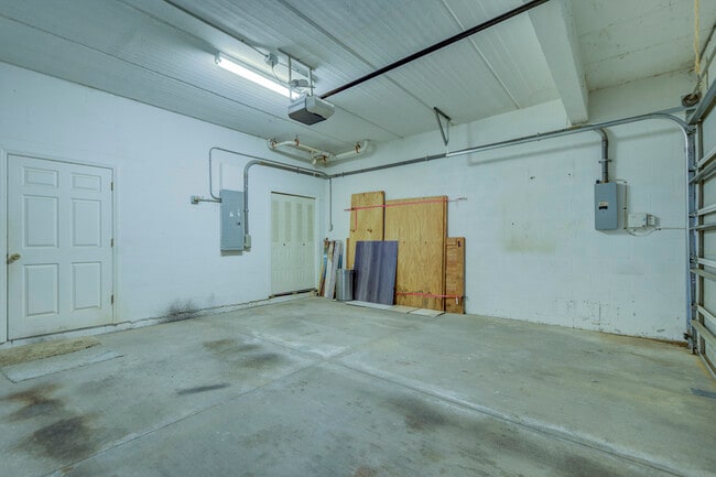 Building Photo - 1800 Bayshore Way