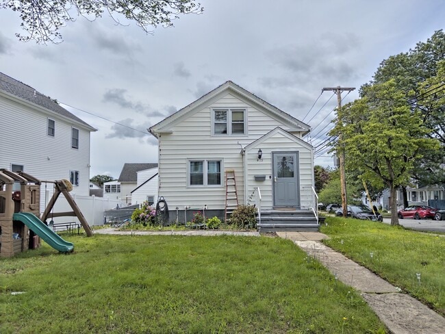 Building Photo - 497 Wayne St