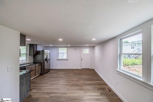 Building Photo - 611 Hunters Ct
