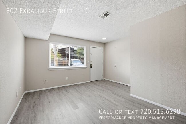Building Photo - 802 Excalibur St