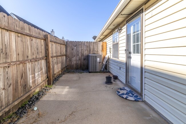 Building Photo - 928 Chip Cove Ln