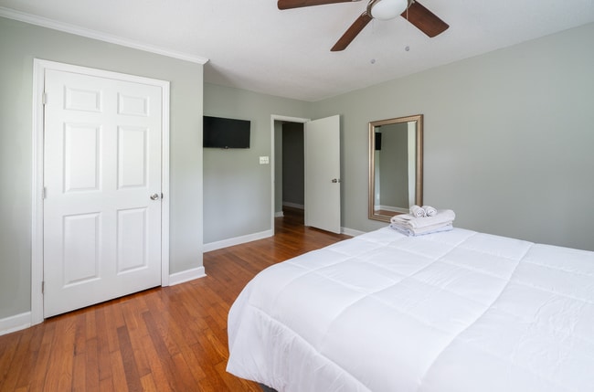 Building Photo - Long-Term/Mid-Term/Short-Term rental, Foxc...