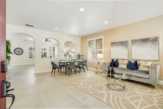 Building Photo - Comfortable and nicely upgraded home for r...