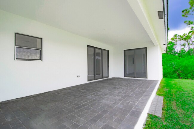 Building Photo - 15633 Lakeland Cir