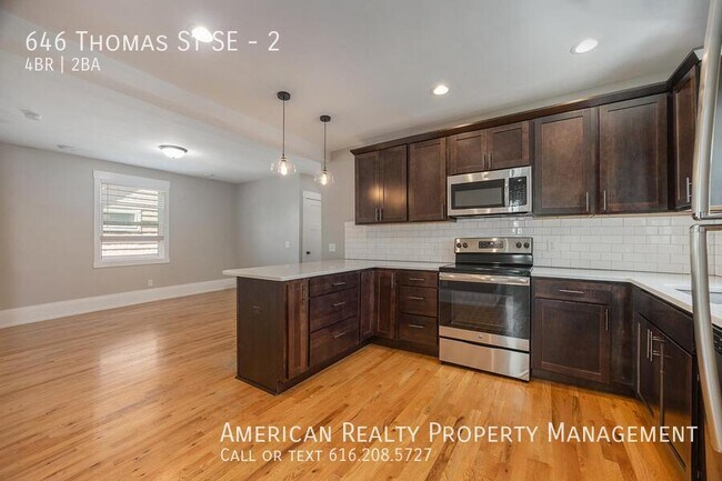 Building Photo - 646 Thomas St SE