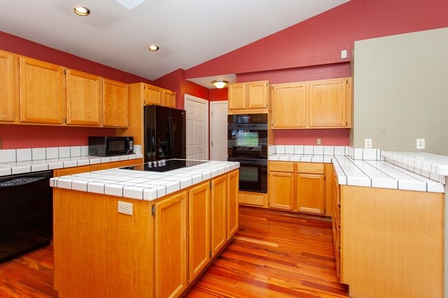 Building Photo - 3654 Hemlock Way