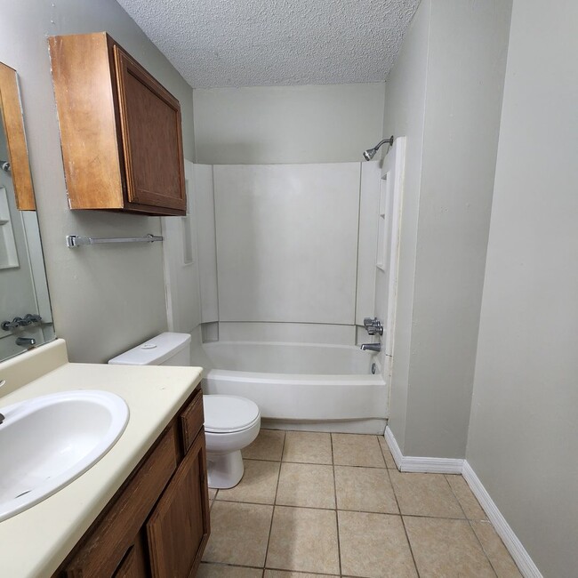 Building Photo - Townhome Available in October!