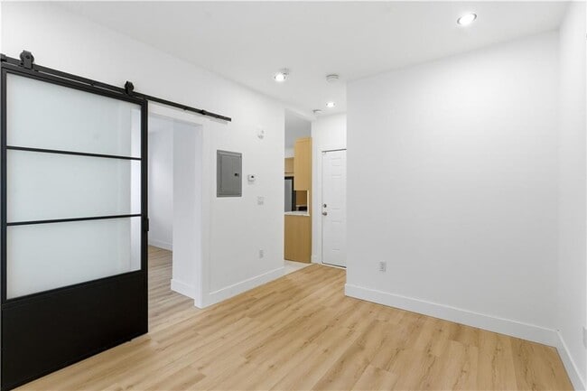 Building Photo - 170 Broadway