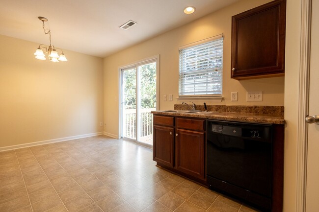 Building Photo - 3 BR townhouse with garage