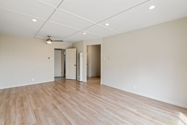 Building Photo - Cute, Comfortable and Convenient Apartment...