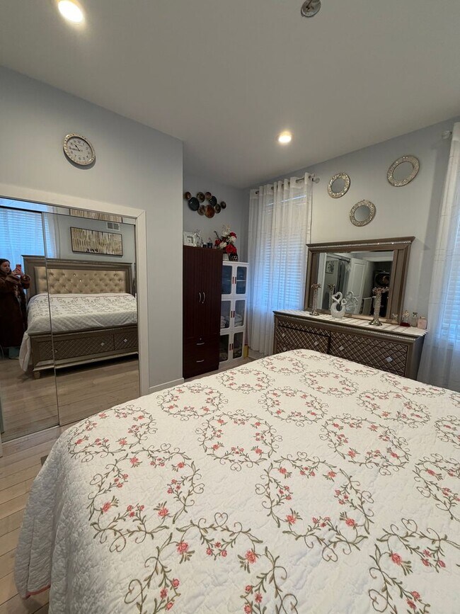 Building Photo - Move-In Ready 4BR Home in the Heart of Port Richmond!