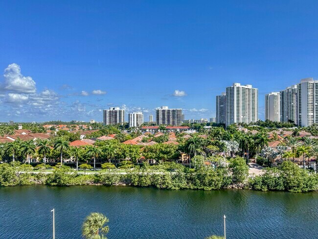 Building Photo - 3701 N Country Club Dr