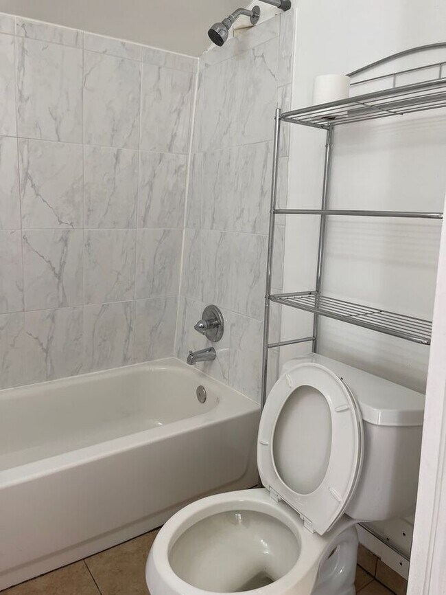 Building Photo - Carriage house: large two-story 1bed/1bath