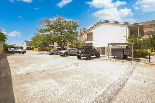 Building Photo - 1818 Augusta Dr