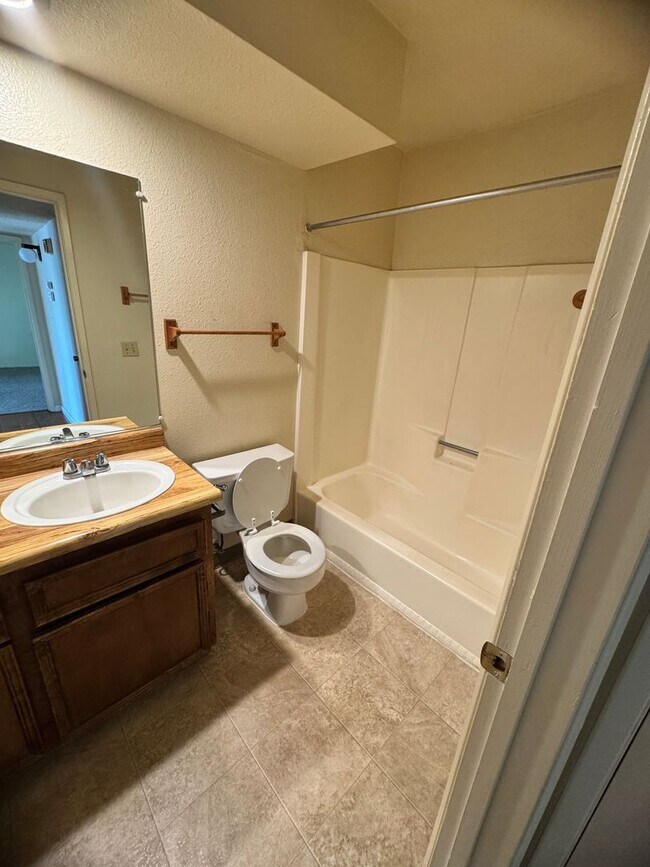 Building Photo - 1 Bed/1 Bath in Gated Community Condo
