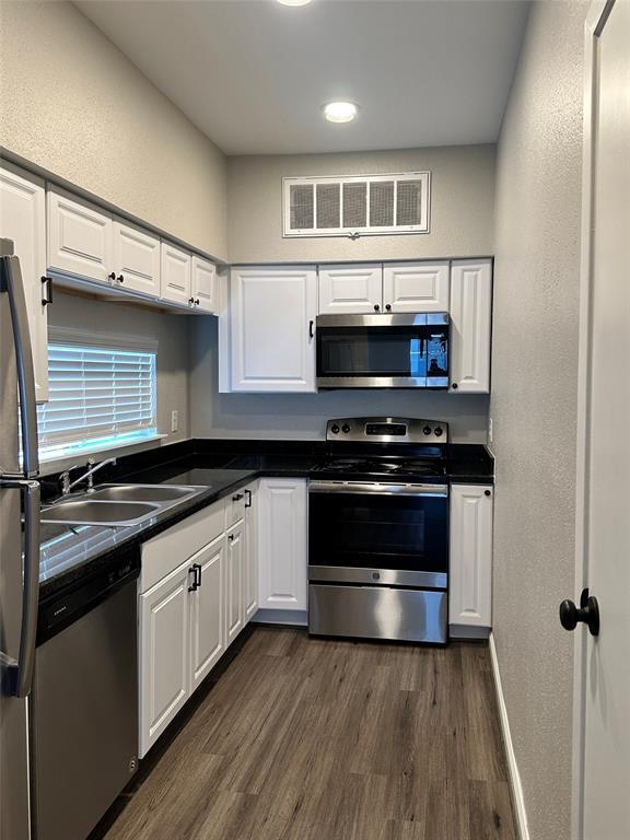Building Photo - 10855 Meadowglen Ln