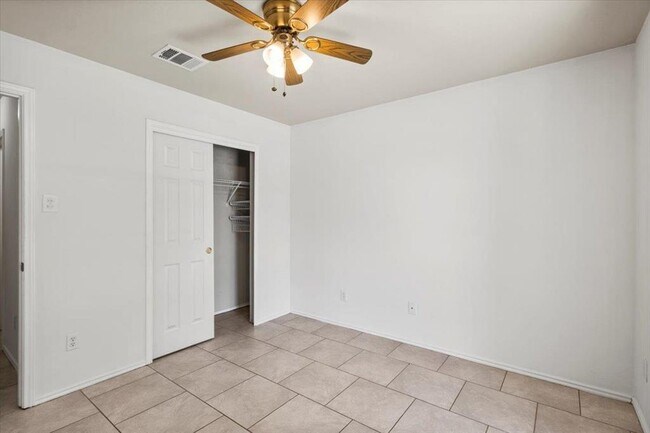 Building Photo - 2721 Breezy Point Cove